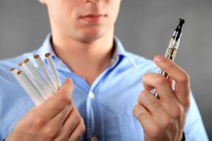 Rokok vs Vape Mana yang Lebih Membahayakan